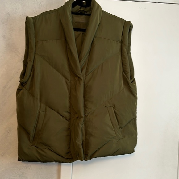 Blank NYC Jackets & Blazers - Blank NYC olive green quilted vest size small